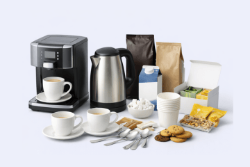 Kaffeemaschine, Wasserkocher, Kaffeetassen und Kaffeeprodukte